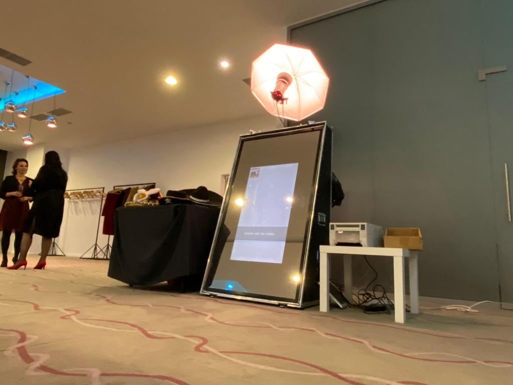 Oglinda foto pregătită pentru eveniment cu interfață tactilă și efecte vizuale captivante pentru invitații entuziasmați