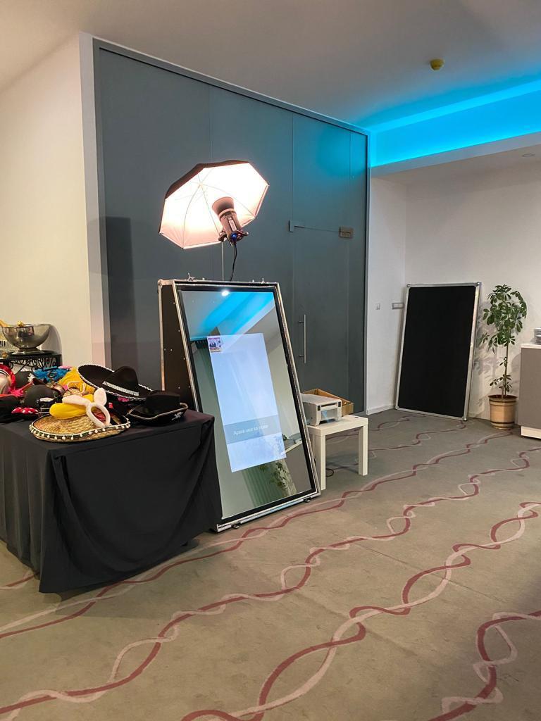 Detalii oglinda foto cu touchscreen interactiv și efecte vizuale care îmbunătățesc experiența invitaților